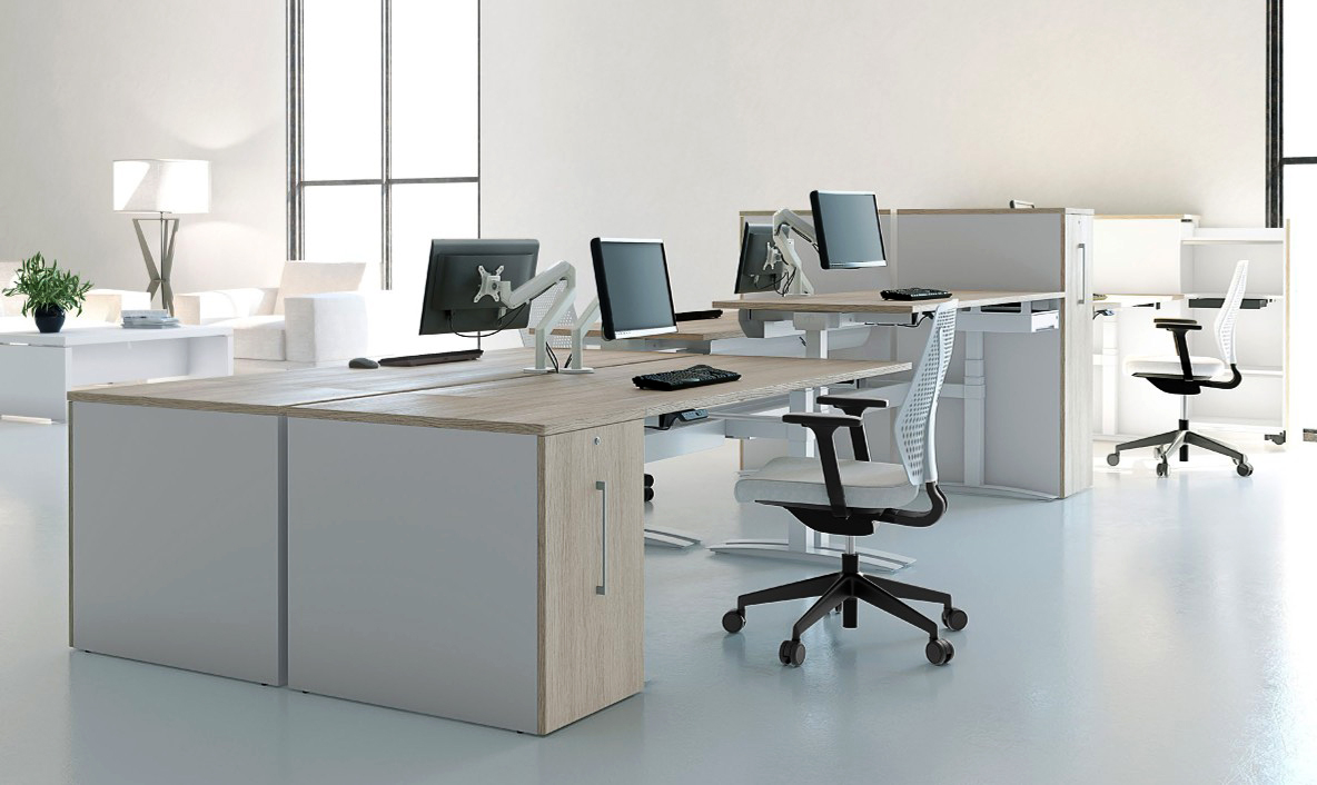 Ergonomía en el espacio de trabajo con silla ajustable, mesa regulable y monitor a la altura de los ojos para mejorar salud y productividad